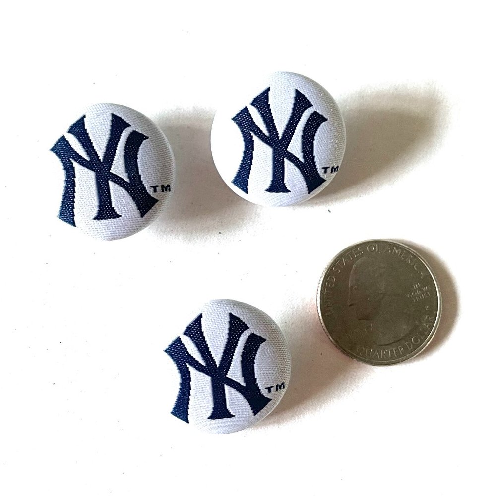 Set of 3 NY Yankees logo buttons - Picture 3 of 5